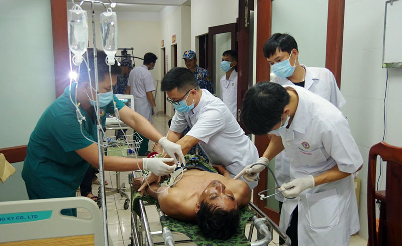 Bệnh xá đảo Trường Sa cấp cứu 3 ngư dân bị thương do nổ bình gas